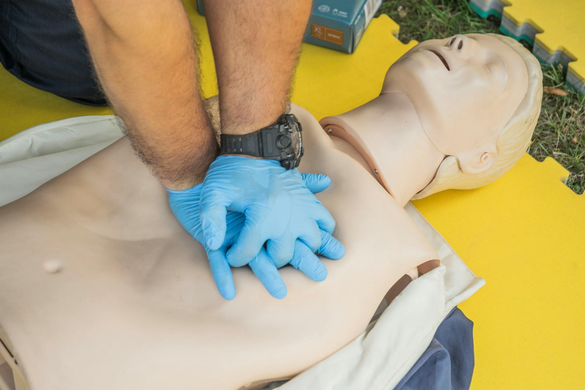 cpr first aid cardiopulmonary resuscitation adult